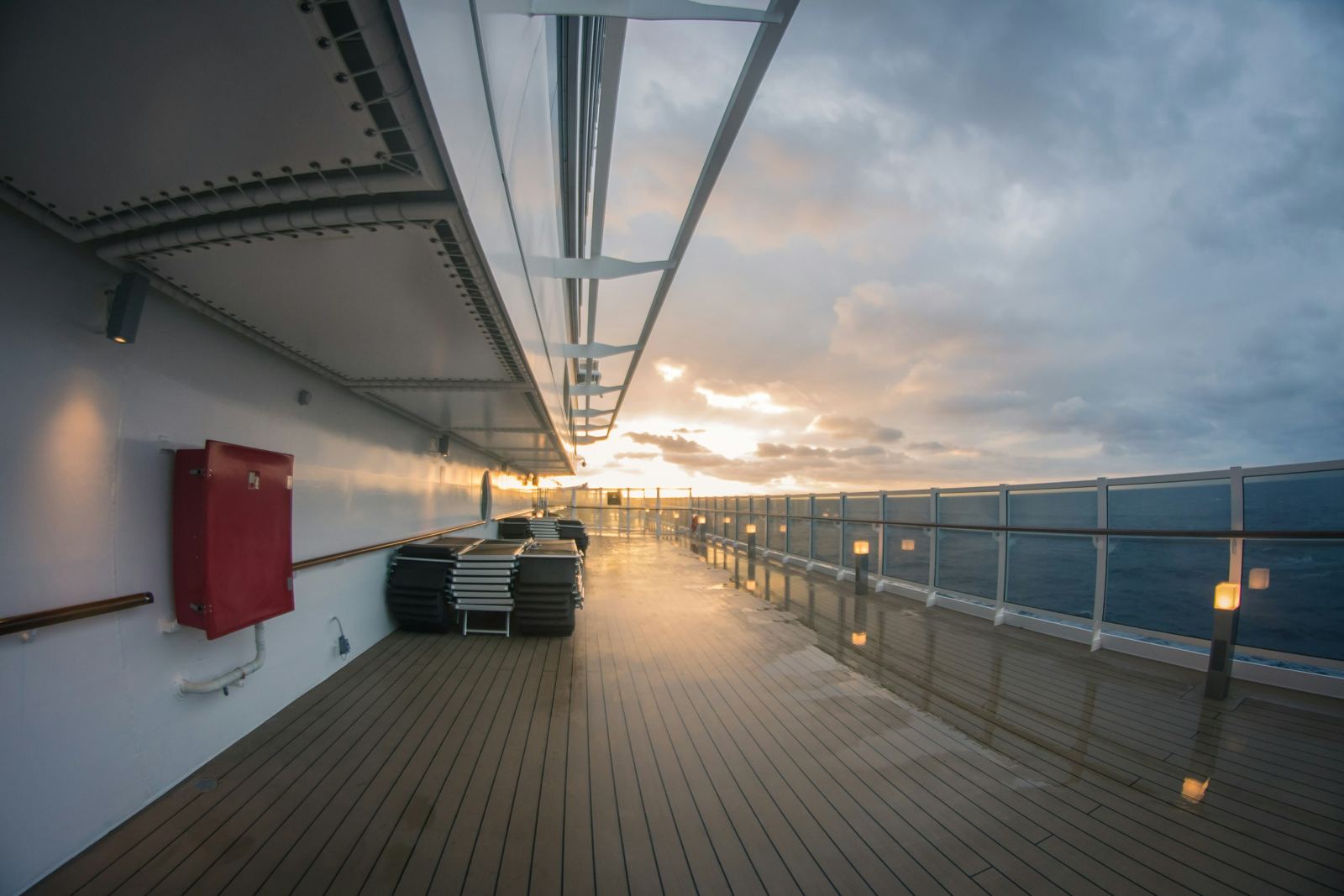 Außendeck eines Kreuzfahrtschiffs am Abend